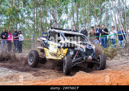 Grandola, Portugal. April 2024. 301 JONES Austin (usa), MENA Oriol (Spa), Can-am Factory Team, Can-am Maverick, FIA W2RC, Aktion während der Phase 5 des BP Ultimate Rally-RAID 2024 Portugal am 7. April 2024 um Grandola, Portugal - Foto Paulo Maria/DPPI Credit: DPPI Media/Alamy Live News Stockfoto