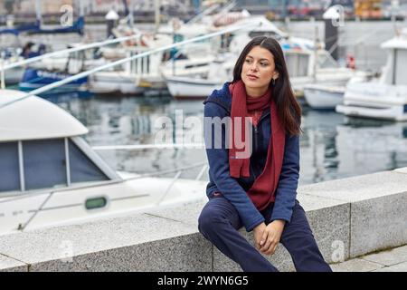 Junge Frau, Marina, Pasai Donibane, Pasaia Port, Gipuzkoa, Baskenland, Spanien, Europa. Stockfoto