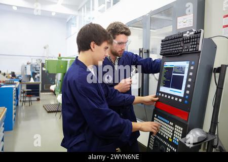 Die Studenten machen ihr Ausbildungszentrum 3-Achsen-Bearbeitung, Angewandte Mechanik, Tecnun, School of Engineering von San Sebastian, Universität von Navarra, Donostia, Gipuzkoa, Baskenland, Spanien. Stockfoto