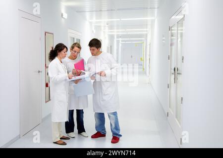 Lehrer und Studenten im Hallway BioMEMS Labor Forschung der Oberflächenchemie und biologischen Wechselwirkungen für BioMEMS Biofunktionalisierung Mikroelektronik und Mikrosysteme Einheit CEIT Studienzentrum und Technische Forschung Universität Navarra, Donostia, Gipuzkoa, Baskenland, Spanien. Stockfoto