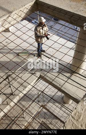 Bauarbeiter, persönliche Schutzausrüstung, Wohnungsbau, Betonskelett. Stockfoto