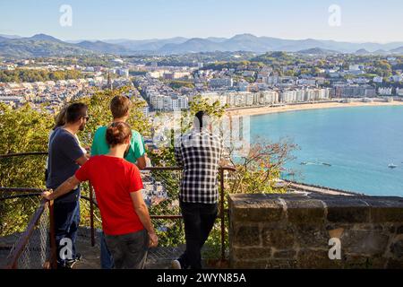 Gruppe von Touristen und Reiseleiter, die eine Tour durch die Stadt machen, klettern Sie zum Berg Urgull, La Concha Bay, Donostia, San Sebastian, Gipuzkoa, Baskenland, Spanien, Europa. Stockfoto