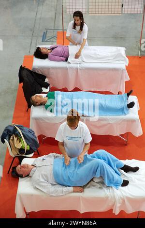 Demonstration alternativer Therapien, Bioterra, Messe für ökologische Produkte, umweltfreundliches Bauen, erneuerbare Energien und verantwortungsvoller Verbrauch, Ficoba, Irun, Gipuzkoa, Baskenland, Spanien. Stockfoto