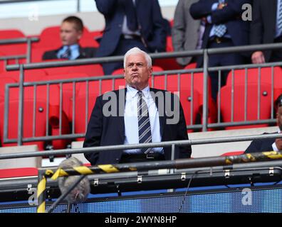 Wembley Stadium, London, Großbritannien. April 2024. Bristol Street Motors Trophy Football Final, Peterborough United gegen Wycombe Wanderers; ehemaliger Leeds United Chairman Peter Ridsdale in the Stands Credit: Action Plus Sports/Alamy Live News Stockfoto