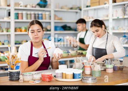 Zwei junge Frauen, die Töpferwaren in der Werkstatt herstellen Stockfoto