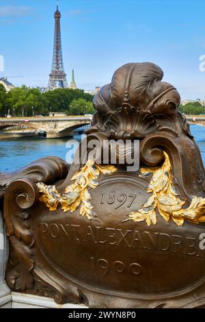Pont Alexandre III, Sena, Eiffelturm, Paris, Frankreich. Stockfoto