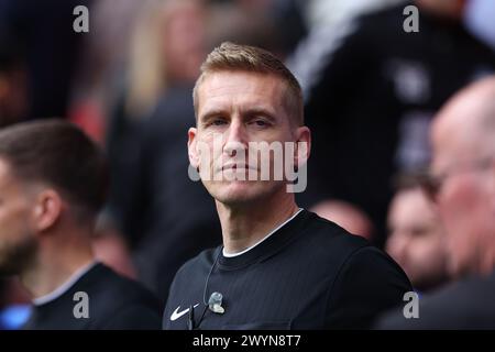 Wembley Stadium, London, Großbritannien. April 2024. Bristol Street Motors Trophy Football Final, Peterborough United gegen Wycombe Wanderers; Schiedsrichter Scott Oldham Credit: Action Plus Sports/Alamy Live News Stockfoto