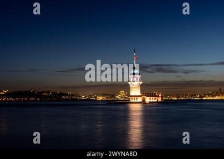 Iery Sonnenuntergang über dem Bosporus mit dem berühmten Maidenturm (Kiz Kulesi), auch bekannt als Leander's Tower, Symbol von Istanbul, Türkei. Landschaftlich reizvoller Reisehintergrund Stockfoto