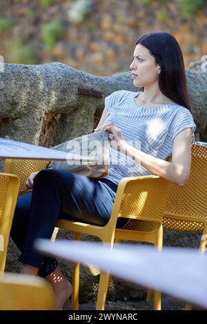 Frau auf einer Terrasse nahm Kaffee, Plage du Port Vieux, Biarritz, Pyrenäen Atlantiques, Frankreich, Europa. Stockfoto