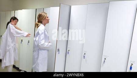 Forscher in der Garderobe. Weiße Mäntel. Technologische Dienstleistungen für die Industrie. Tecnalia Research & Innovation, Donostia, San Sebastian, Gipuzkoa, Baskenland, Spanien. Stockfoto