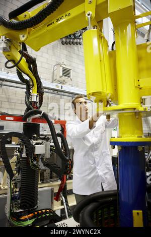 Forscher, der an einem tragbaren Roboter von Roptalmu arbeitet, um Löcher in Flugzeugkomponenten zu bohren, Fatronik-Tecnalia, Forschungs- und Technologiezentrum, Donostia, Baskenland, Spanien. Stockfoto