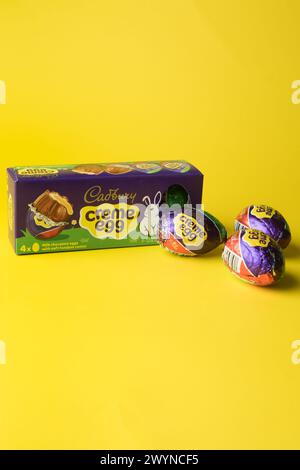 Schachtel mit cadburys Milchschokolade-Creme-Eiern gelber Hintergrund Stockfoto