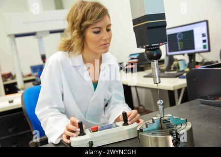 Crysta Apex CMM. Koordinatenmessgerät. Maßmessgerät warten. Innovative Metrologie angewendet. Sariki Metrologie. Elgoibar. Gipuzkoa. Baskenland. Spanien. Stockfoto