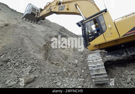 Mergelgewinnung im Steinbruch für die Zementanlage. Stockfoto