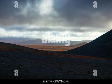 Landschaft im Hochland Islands. Dramatischer Himmel über den Hügeln Stockfoto