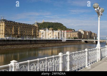 Hotel Maria Cristina und Teatro Victoria Eugenia. Fluss Urumea, Donostia, San Sebastian, Gipuzkoa, Euskadi. Spanien. Stockfoto