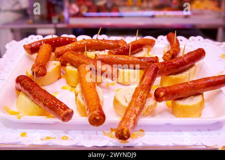 Txistorra, Wurst, Pintxos, Metzger, Gastro Pote, San Martin Markt, Donostia, San Sebastian, Baskenland, Spanien. Stockfoto