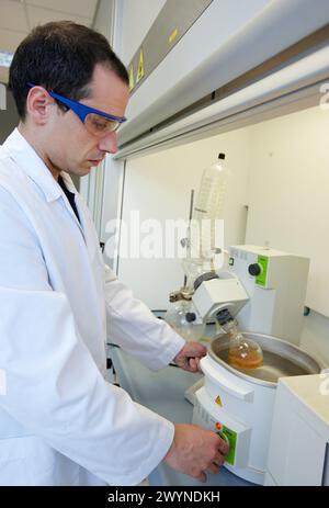 Rotavapor, Synthesis Laboratory, IkerChem Forschungslabor, Design und Synthese neuer chemischer Einheiten mit therapeutischen Anwendungen in der Onkologie, Entdeckung und Entwicklung neuartiger Medikamente zur Behandlung von Krebs, San Sebastian Technology Park, Miramon, Donostia, Gipuzkoa, Euskadi, Spanien. Stockfoto