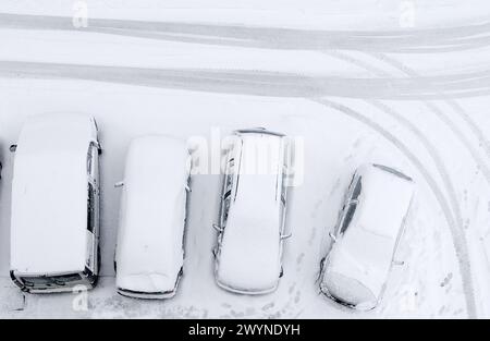 Autos mit Schnee auf Parkplatz. Legazpi, Gipuzkoa, Euskadi. Stockfoto