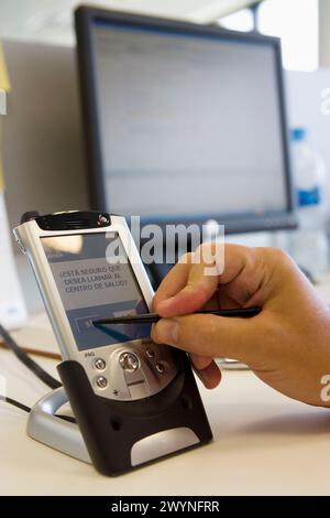 Programmiergerät, das mit PDA arbeitet. Projekt zur Förderung der persönlichen Autonomie im häuslichen Bereich. Fatronik Foundation, Research Technology Center. Donostia, San Sebastian, Gipuzkoa, Euskadi. Spanien. Stockfoto