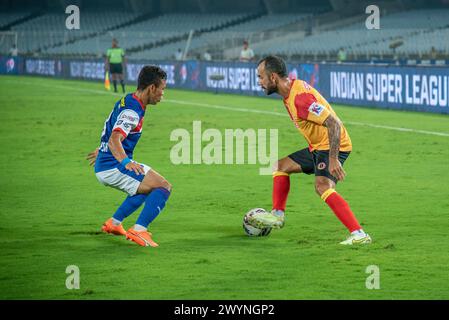 Kalkutta, Indien. April 2024. Der Eastbengal Football Club (EBFC) gewinnt in der 10. Staffel der ISL 2023-24 gegen Bengaluru FC (BFC) mit 2-1 Margen das entscheidende Heimspiel in Kalkutta, um die Hoffnung in Super Six der Indian Super League zu erhalten. Saul Crespo (P) und Cleiton Silva erzielten für den EBFC einen Treffer, während Sunil Chhetri (P) die Ergebnisse für den BFC reduzierte. (Foto von Amlan Biswas/Pacific Press) Credit: Pacific Press Media Production Corp./Alamy Live News Stockfoto