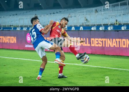 Kalkutta, Indien. April 2024. Der Eastbengal Football Club (EBFC) gewinnt in der 10. Staffel der ISL 2023-24 gegen Bengaluru FC (BFC) mit 2-1 Margen das entscheidende Heimspiel in Kalkutta, um die Hoffnung in Super Six der Indian Super League zu erhalten. Saul Crespo (P) und Cleiton Silva erzielten beim EBFC einen Treffer, während Sunil Chhetri (P) die Ergebnisse beim BFC reduzierte. (Foto von Amlan Biswas/Pacific Press) Credit: Pacific Press Media Production Corp./Alamy Live News Stockfoto