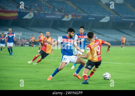 Kalkutta, Indien. April 2024. Der Eastbengal Football Club (EBFC) gewinnt in der 10. Staffel der ISL 2023-24 gegen Bengaluru FC (BFC) mit 2-1 Margen das entscheidende Heimspiel in Kalkutta, um die Hoffnung in Super Six der Indian Super League zu erhalten. Saul Crespo (P) und Cleiton Silva erzielten für den EBFC einen Treffer, während Sunil Chhetri (P) die Ergebnisse für den BFC reduzierte. (Foto von Amlan Biswas/Pacific Press) Credit: Pacific Press Media Production Corp./Alamy Live News Stockfoto