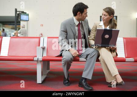 Geschäftsleute. Wartezimmer. Bahnhof Delicias, Zaragoza, Aragón. Spanien. Stockfoto