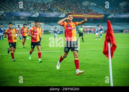 Kalkutta, Indien. April 2024. Der Eastbengal Football Club (EBFC) gewinnt in der 10. Staffel der ISL 2023-24 gegen Bengaluru FC (BFC) mit 2-1 Margen das entscheidende Heimspiel in Kalkutta, um die Hoffnung in Super Six der Indian Super League zu erhalten. Saul Crespo (P) und Cleiton Silva erzielten für den EBFC einen Treffer, während Sunil Chhetri (P) die Ergebnisse für den BFC reduzierte. Saul Crespo feierte nach dem 1. Tor für den EBFC. (Foto von Amlan Biswas/Pacific Press) Credit: Pacific Press Media Production Corp./Alamy Live News Stockfoto