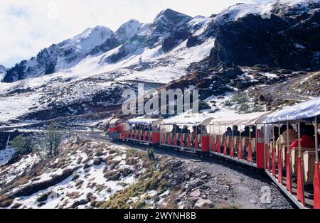 Touristenzug 'Le petit Train d´Artouste'. Nationalpark Pyrenäen (Parc National Pyrénées). Frankreich. Stockfoto