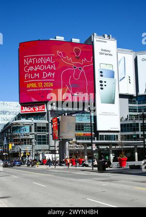 National Canadian Film Day Werbung auf elektronischen Plakaten. Yonge Street und Dundas Square im Zentrum von Toronto, Kanada Stockfoto