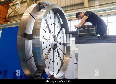 Bearbeitungszentrum, CNC, horizontale Dreh- und Fräsmaschine. Konstruktion, Herstellung und Montage von Werkzeugmaschinen, Metallindustrie, Mechanische Werkstatt,. Stockfoto