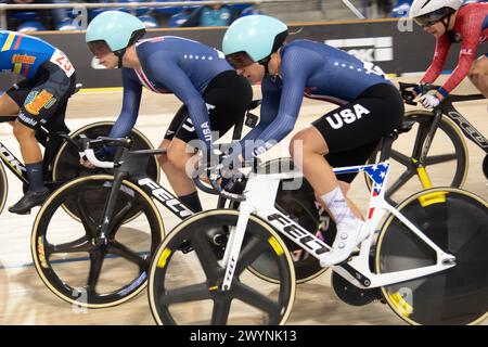 Los Angeles, Kalifornien, USA. April 2024. Jennifer Valente (L) und Megan Jastrab machen einen Austausch während der madison-meisterschaft und wurden als erster in die Goldmedaille gezogen. Quelle: Casey B. Gibson/Alamy Live News Stockfoto