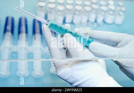 Antibiotikavorbereitung bei der Chemikerin des Krankenhauses. Stockfoto