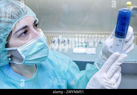 Antibiotikavorbereitung bei der Chemikerin des Krankenhauses. Stockfoto