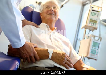 Armband, Arzt mit Patient, Chemotherapie, Onkologikoa Krankenhaus, Onkologikoa Institut, Fallzentrum für Prävention, Diagnose und Behandlung von Krebs, Donostia, San Sebastian, Gipuzkoa, Baskenland, Spanien. Stockfoto