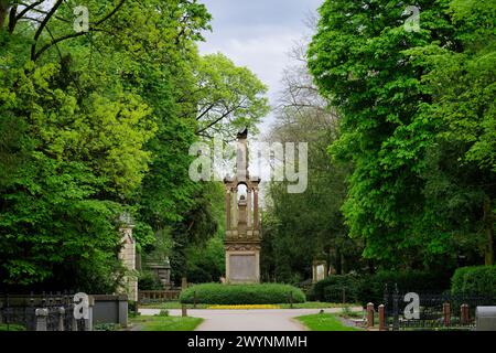 Der historische melatenfriedhof in köln mit Blick auf die zentrale Adlersäule in Frühlingsstimmung Stockfoto