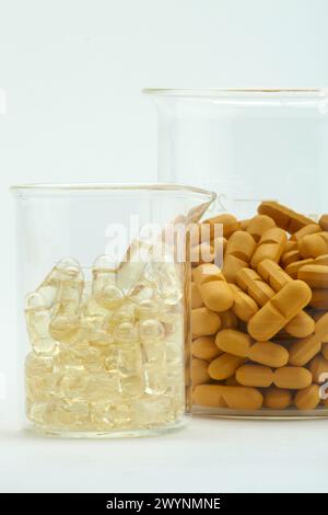 Proben von Kapseln und Tabletten, Generika, Pharmazeutische Anlage, Arzneimittelherstellung, Forschungszentrum, Apotheke, Bereich Gesundheit. Stockfoto