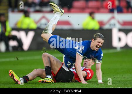 Conor Gallagher aus Chelsea wird von Oliver Arblaster aus Sheffield United während des Premier League-Spiels Sheffield United gegen Chelsea in Bramall Lane, Sheffield, United Kingdom, 7. April 2024 (Foto: Craig Thomas/News Images) in, am 7. April 2024 beeinflußt. (Foto: Craig Thomas/News Images/SIPA USA) Credit: SIPA USA/Alamy Live News Stockfoto