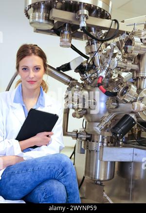 Forscher. Oberflächenspektrometer, Photoelektronenspektroskopie, Schneckenelektronenspektroskopie, AES, VG Scientific ESCAlab 200D Oberflächenanalysegeräte. Technologische Dienstleistungen für die Industrie. Tecnalia Research & Innovation, Donostia, San Sebastian, Gipuzkoa, Baskenland, Spanien. Stockfoto
