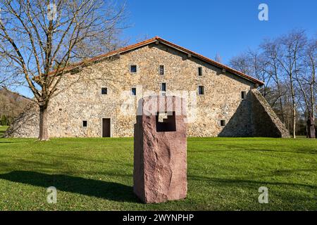 "How Proprior is the Air, Stele XII", 1990, Eduardo Chillida (1924-2002), Chillida Leku Museoa, Donostia, San Sebastian, Baskenland, Spanien. Stockfoto