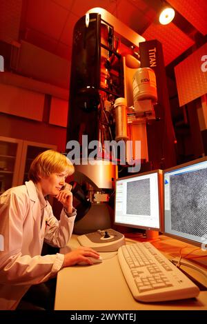 Bildgebung mit Atomauflösung mittels TEM, hochauflösendes Transmissionselektronenmikroskopie-Labor HR-TEM, Materialcharakterisierung auf Nanoskala, Echtzeitbeobachtung von Phänomenen auf Nanoskala, CIC nanoGUNE, Nanoscience Cooperative Research Center, San Sebastian, Donostia, Gipuzkoa, Euskadi, Spanien. Stockfoto