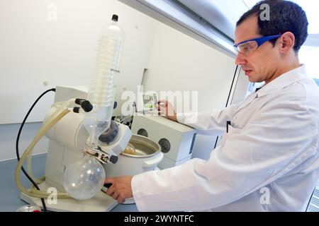 Rotavapor, Synthesis Laboratory, IkerChem Forschungslabor, Design und Synthese neuer chemischer Einheiten mit therapeutischen Anwendungen in der Onkologie, Entdeckung und Entwicklung neuartiger Medikamente zur Behandlung von Krebs, San Sebastian Technology Park, Miramon, Donostia, Gipuzkoa, Euskadi, Spanien. Stockfoto