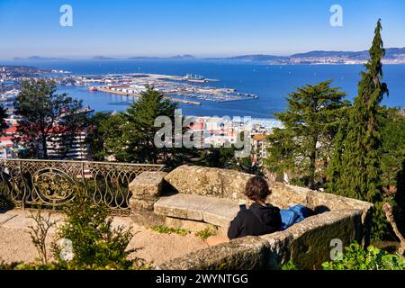 Puerto y Ria de Vigo, Vista desde Parque Monte do Castro, Al fondo Islas Cies, Vigo, Pontevedra, Galicien, Spanien. Stockfoto