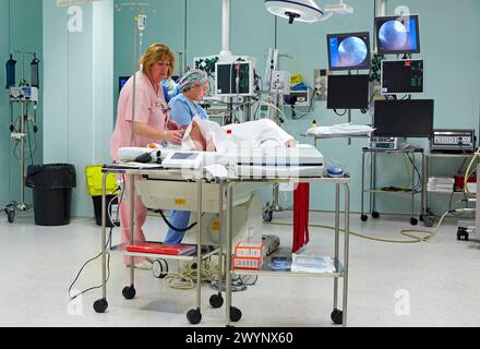 Operationssaal zur Platzierung des Defibrillators. Intensivstation Intensivstation Intensivstation, Krankenhaus Donostia, San Sebastian, Gipuzkoa, Baskenland, Spanien. Stockfoto