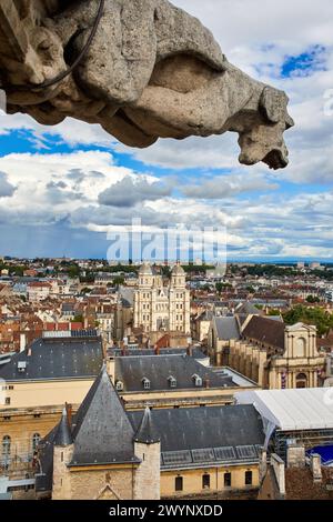 Kirche Saint-Michel, La NEF, Tour Phillippe Le Bon, Dijon, Cote d'Or, Burgund, Bourgogne, Frankreich, Europa. Stockfoto