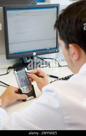 Programmiergerät, das mit PDA arbeitet. Projekt zur Förderung der persönlichen Autonomie im häuslichen Bereich. Fatronik Foundation, Research Technology Center. Donostia, San Sebastian, Gipuzkoa, Euskadi. Spanien. Stockfoto