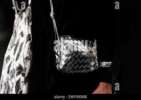 Mailand, Italien - 24. Februar 2024: Frau trägt Bottega Veneta Tasche, Street Style Details und modische Details Stockfoto