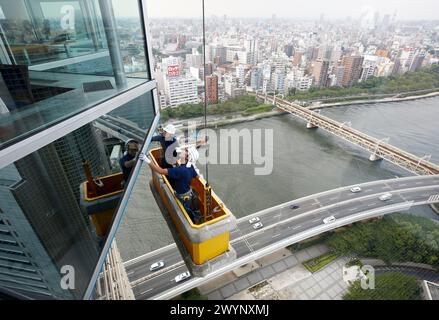 Gebäude Wartung Arbeiter, Asahi Bier Tower, Sumidagawa Fluss, Asakusa, Tokio, Japan. Stockfoto