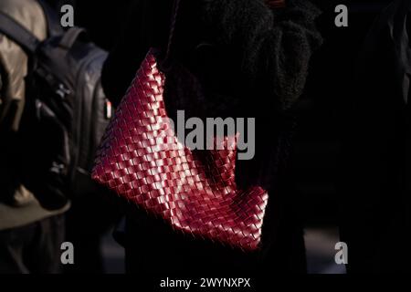 Mailand, Italien - 24. Februar 2024: Frau trägt Bottega Veneta Tasche, Street Style Details und modische Details Stockfoto